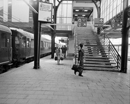76393 Gezicht op de trap naar de Traverse op het 2e perron van het Centraal Station van de N.S. te Utrecht.